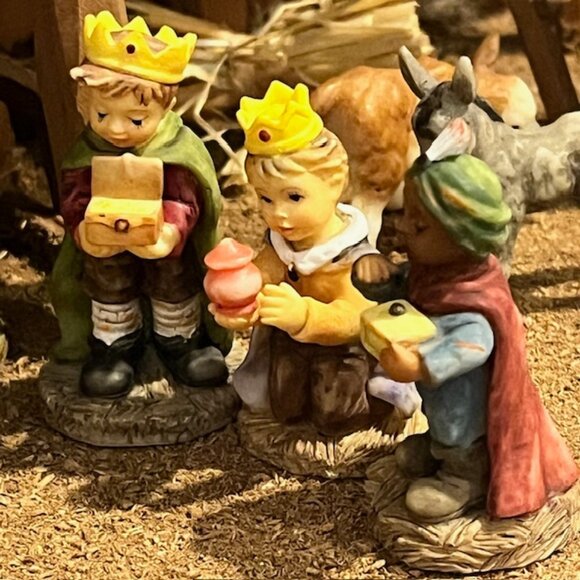 21 Piece M.J. Hummel Danbury Mint Miniature Children's Nativity Set - Picture 7 of 16